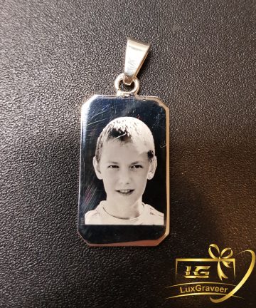 Lõigatud nurkadega hõbedast medaljon